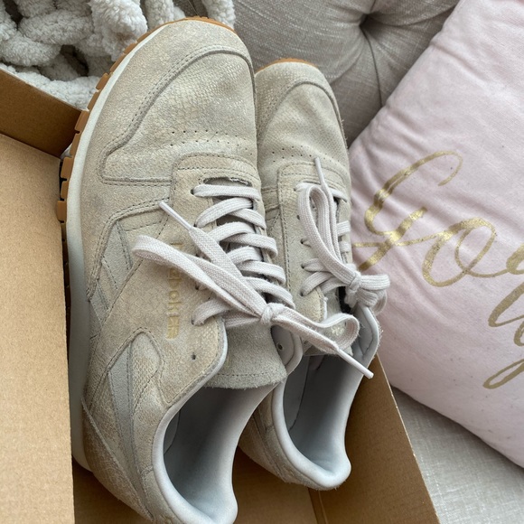 Women’s Reebok Classics - Picture 4 of 6